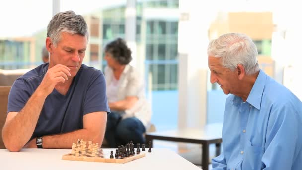 Amigos jogando xadrez — Vídeo de Stock