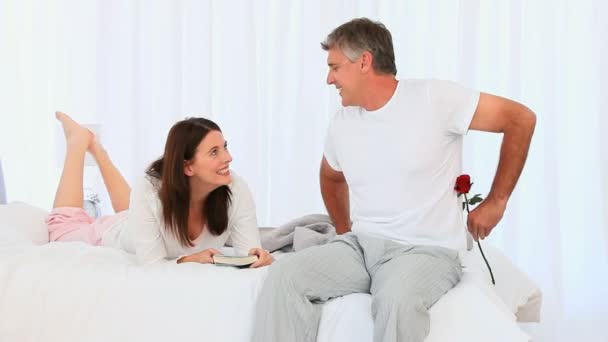 Osoby w podeszłym wieku człowiek daje kwiat do żony — Wideo stockowe