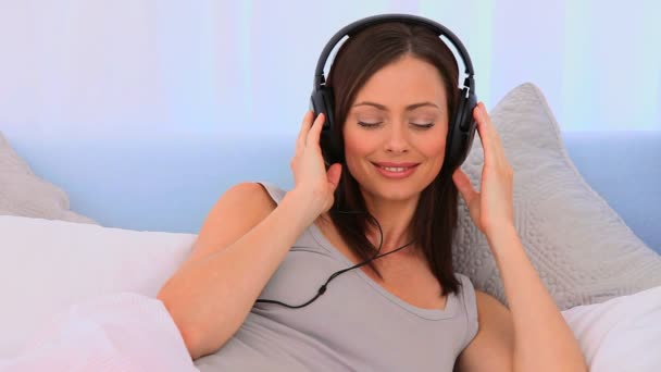 Прекрасная женщина слушает музыку — стоковое видео