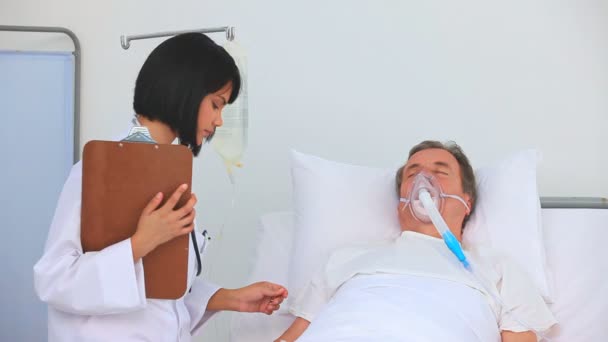 Asiatique infirmière contrôle installions d'un patient de la chambre — Video