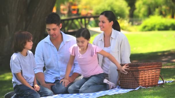 Rodzice na piknik z ich dzieci — Wideo stockowe