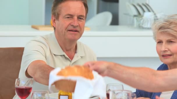 Obiad razem na emeryturze — Wideo stockowe