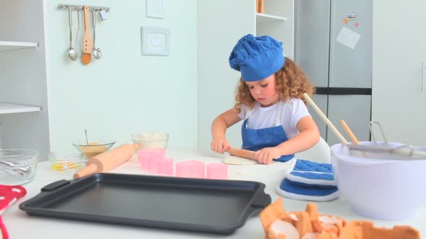Bedårande liten flicka bakning — Stockvideo