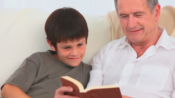 Un niño encantador escuchando a su abuelo — Vídeos de Stock