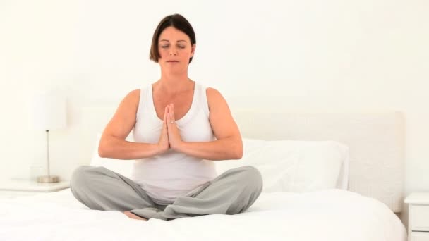 Femme enceinte faisant du yoga — Video