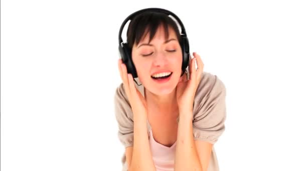 Cute brunette girl listening to music — Stock Video