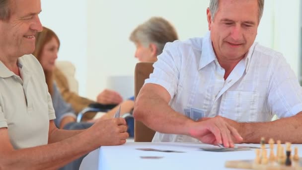 Dos hombres maduros jugando a las cartas — Vídeos de Stock