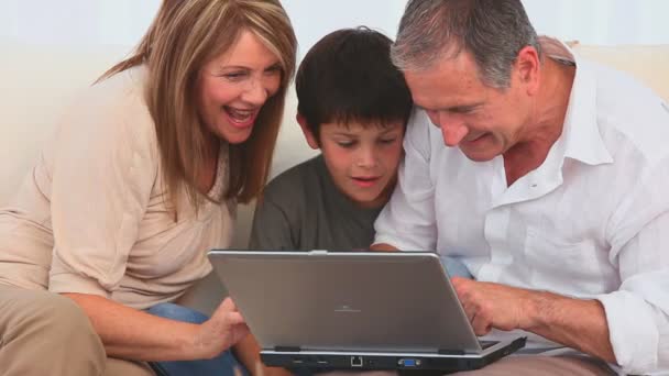 Familie een laptop gebruikt om een spel te spelen — Stockvideo