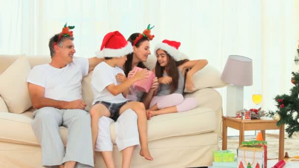 Prezenty rodzina otwarcia podczas świąt Bożego Narodzenia — Wideo stockowe