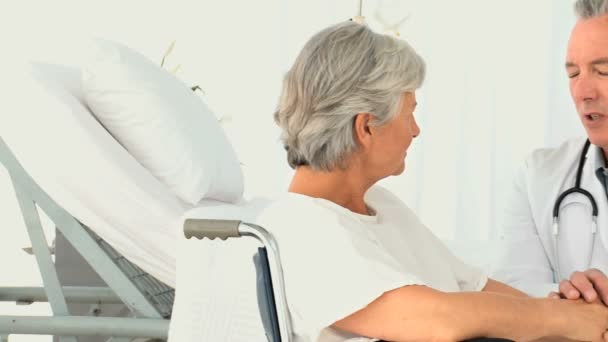 Woman in a wheelchair talking to her doctor — Stock Video