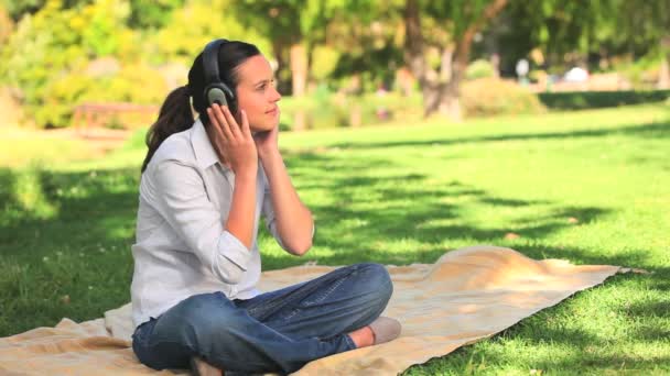 Mujer escuchando música al aire libre — Vídeos de Stock