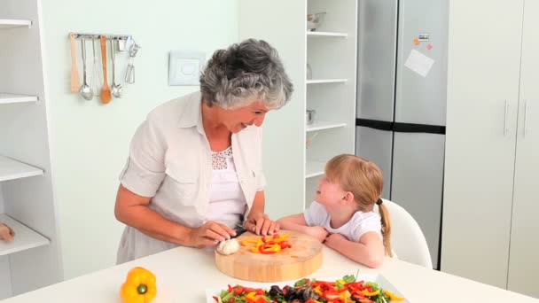 Grandmother cooking with her granddaughter — Stock Video