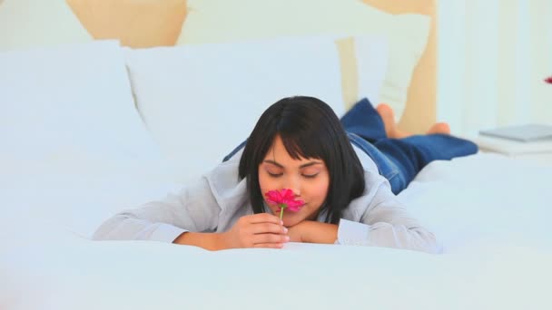 Linda mujer asiática sosteniendo una flor rosa — Vídeos de Stock