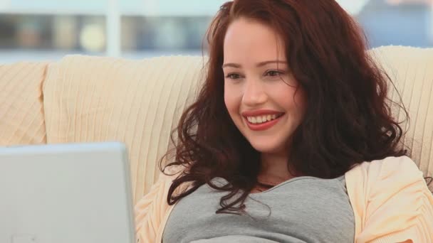 Beautiful woman smiling with her laptop — Stock Video