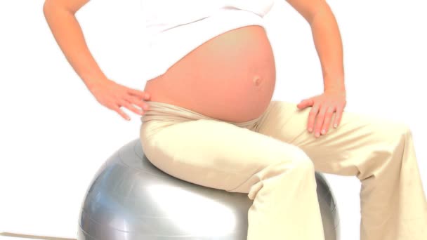 Беременная женщина делает некоторые упражнения — стоковое видео