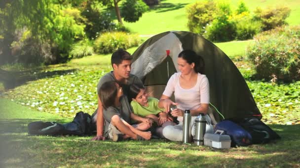 Familie camping op het platteland — Stockvideo