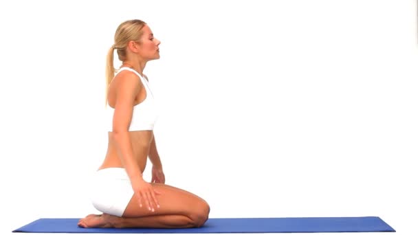 Женщина делает упражнения для расслабления — стоковое видео