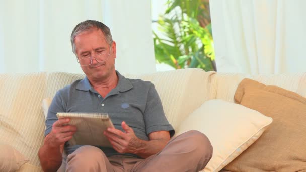 Hombre jubilado leyendo un periódico — Vídeo de stock