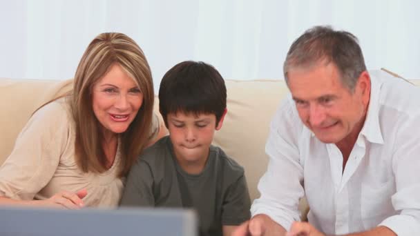 Family playing video games together — Stock Video