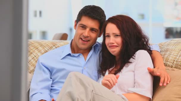 Pareja viendo una película de miedo — Vídeos de Stock