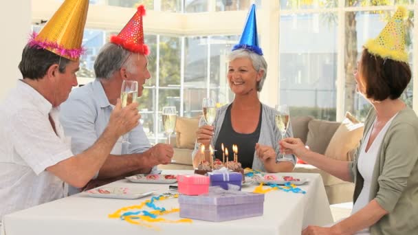 Amigos mayores celebrando un cumpleaños — Vídeos de Stock