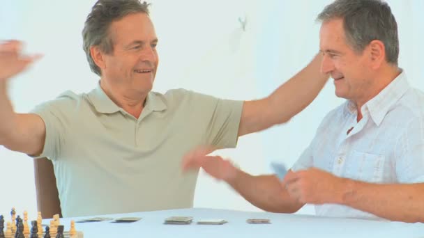 Amigável aposentado homem jogando cartas — Vídeo de Stock