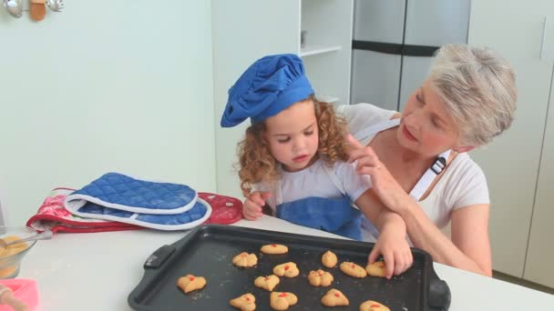 Linda chica de pelo rizado comiendo galletas — Vídeos de Stock