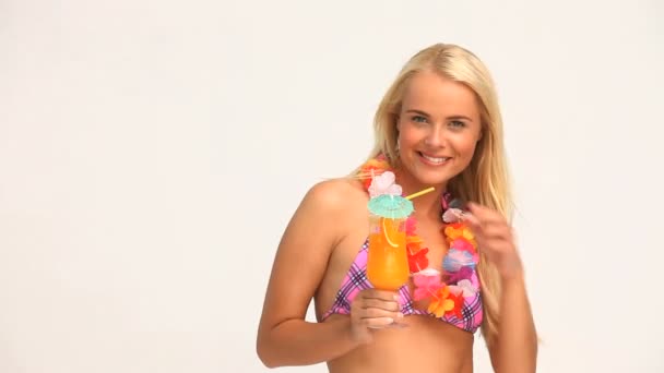 Blonde vrouw drinken een cocktail — Stockvideo