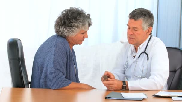 Man giving pills to his patient — Stock Video