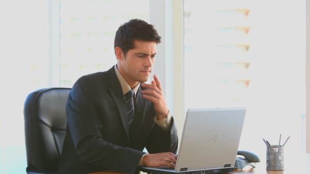 Hombre de negocios trabajando en su oficina — Vídeos de Stock