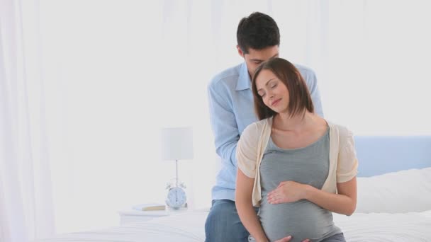 Homem dando uma massagem para sua esposa grávida — Vídeo de Stock