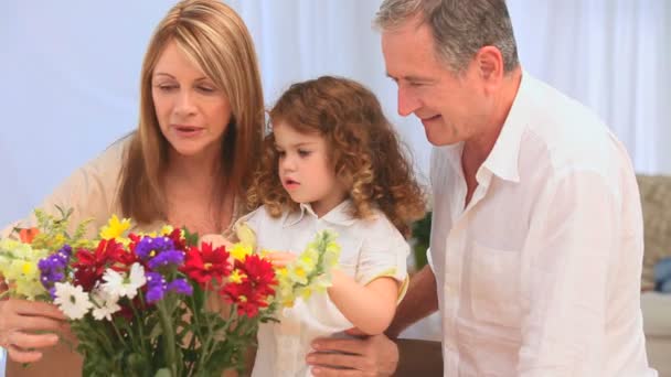 Família fazendo um monte de flores — Vídeo de Stock