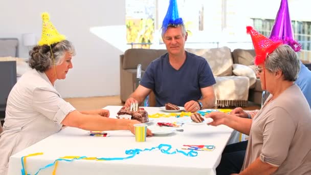 Amigos aposentados comemorando um aniversário — Vídeo de Stock