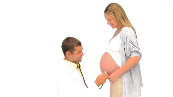 Homme écoutant les battements de son futur bébé — Video