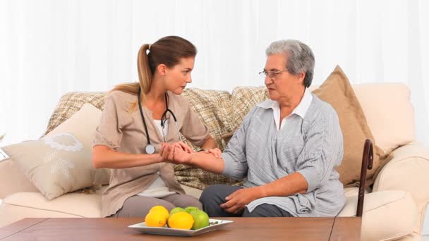 Nurse taking the pulse of her patient — Stock Video