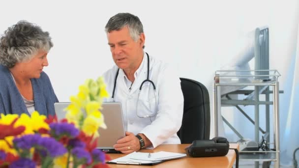 Doutor e seu paciente olhando para o laptop — Vídeo de Stock