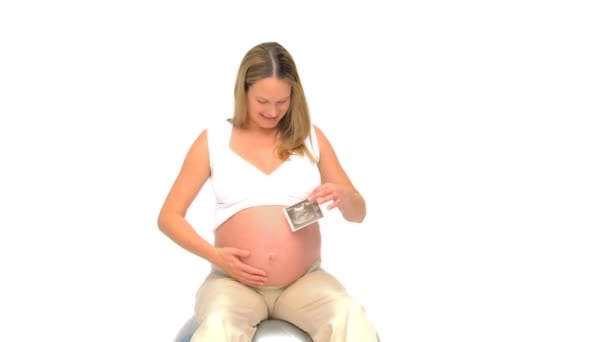 Femme enceinte sur une balle de gym — Video