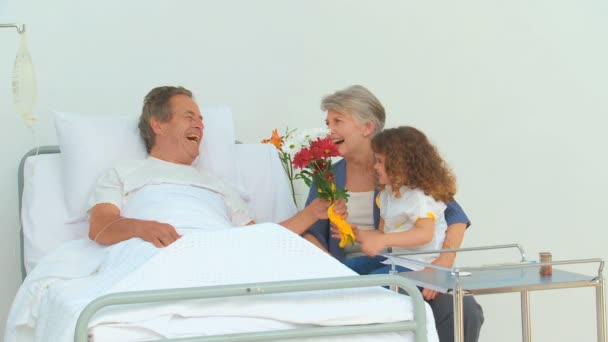 Una niña visitando a su abuelo — Vídeos de Stock