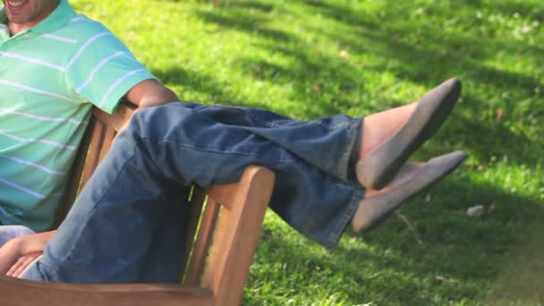 Hombre leyendo un libro a su esposa — Vídeos de Stock