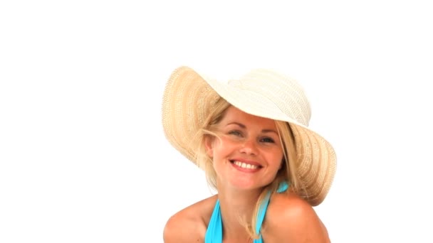 Glad blond kvinna i baddräkt med en hatt — Stockvideo