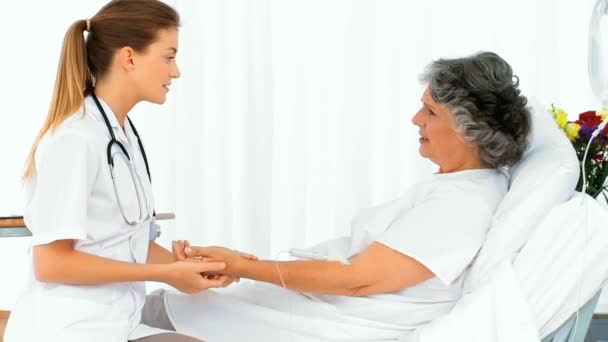 Медсестра со своим пациентом в больнице — стоковое видео