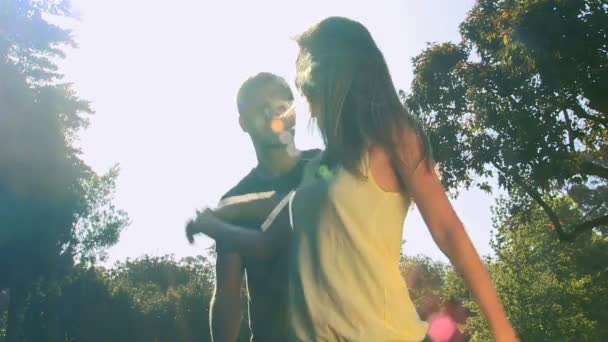 Pareja de amor bailando al aire libre — Vídeos de Stock