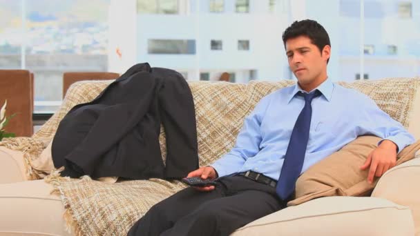 Hombre guapo viendo la televisión en la sala de estar — Vídeos de Stock