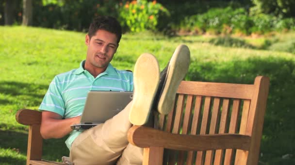 Mann benutzt Laptop im Freien — Stockvideo