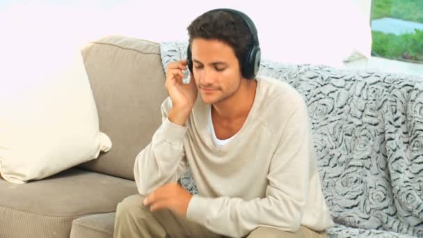 Прекрасна людина слухає музику — стокове відео