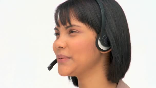 Asiatisk kvinna tala i headsetet — Stockvideo