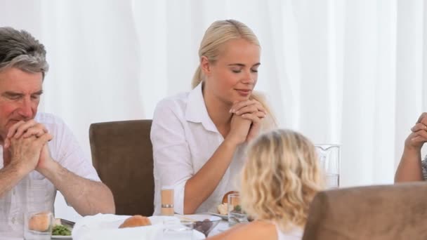 Familie betet vor dem Abendessen — Stockvideo