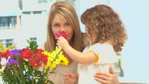 Χαριτωμένο κορίτσι κάνει μια δέσμη των λουλουδιών — Αρχείο Βίντεο