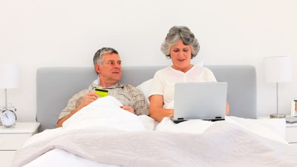 高齢者のカップルが、ネット上で何かを購入 — ストック動画