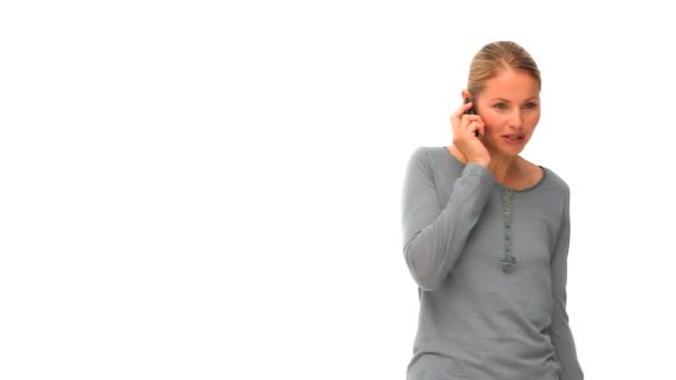 Випадкова блондинка розмовляє по телефону — стокове відео